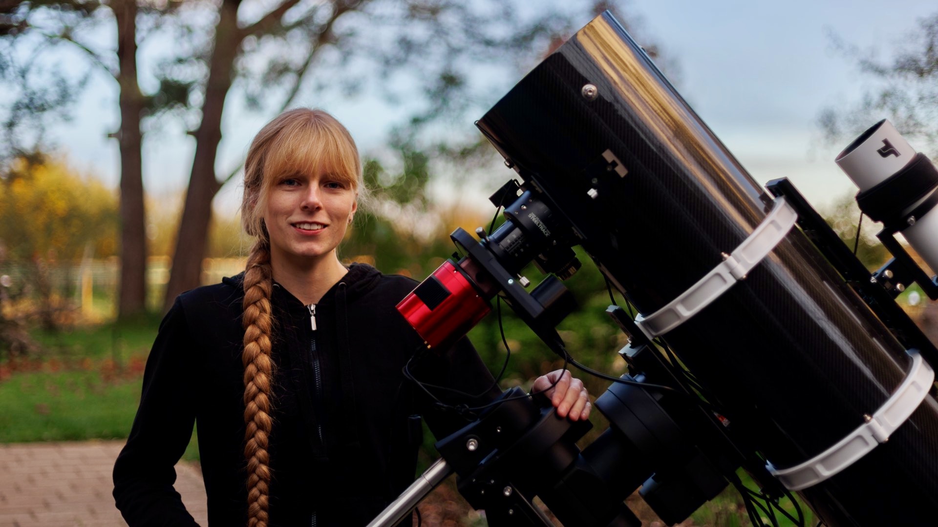 Ritratti di animali di giorno, nebulose di notte: intervista alla fotografa Sophie Paulin